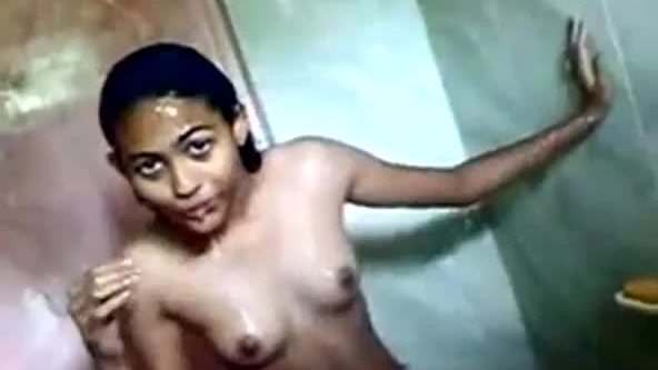 Indian teen in shower with her bf